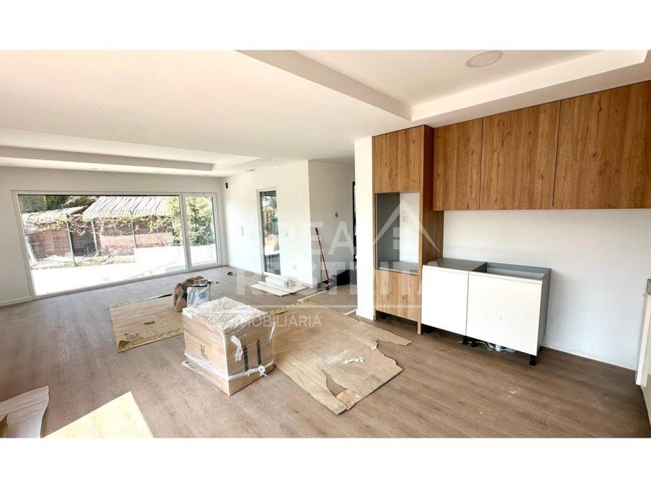 Moradia Nova T4+1 Isolada com Piscina - Charneca de Caparica (Almada)