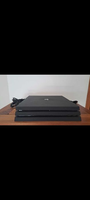 Vendo Ps4 pro 1T com alguns jogos