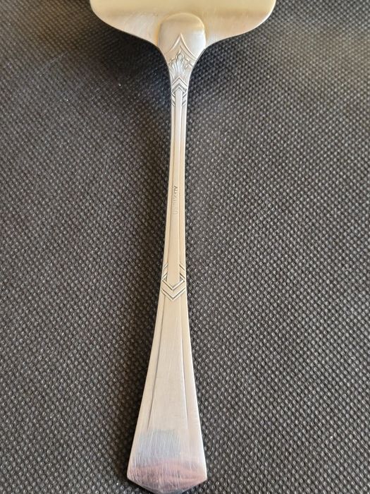 Posrebrzana ozdobna łyżka do ciasta tortu.