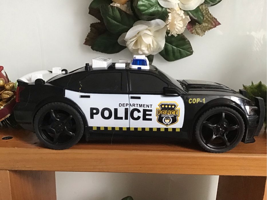 Auto. Samochód policyjny dla dziecka. Zabawka