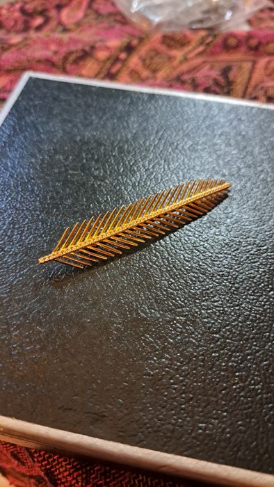 Alfinetes broches vintage em prata contrastada.