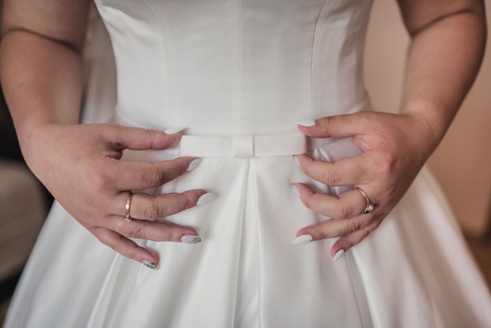 Атласне весільне плаття