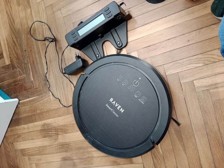 Robot sprzątający RAVEN mopuje