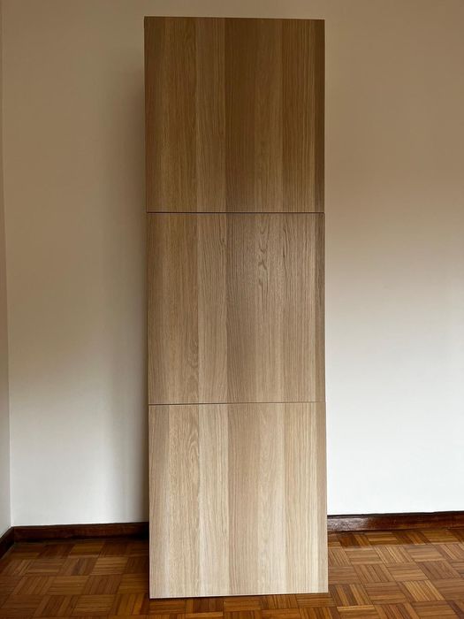 Móvel estante em madeira c/ 3 portas