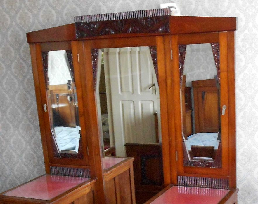 Comoda ou Toucador antiga Art Deco em madeira maciça e espelho triplo