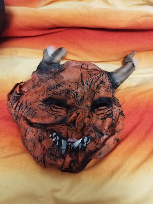 Maska na Halloween uszkodzona