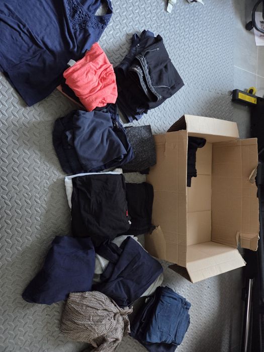 25 sztuk Ciuchy M koszulki topy spodnie marynarka. Mniej niż 2zl