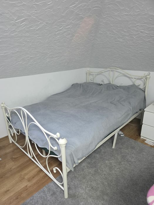 Lóżko metalowe z materacem