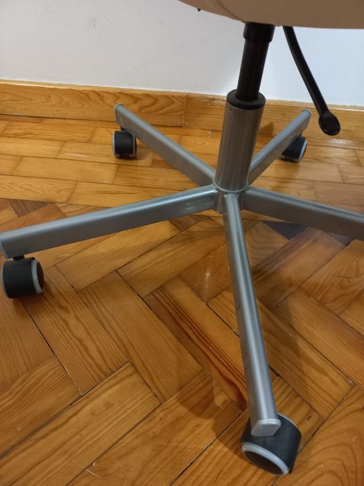 Skruvsta cadeira giratoria ikea