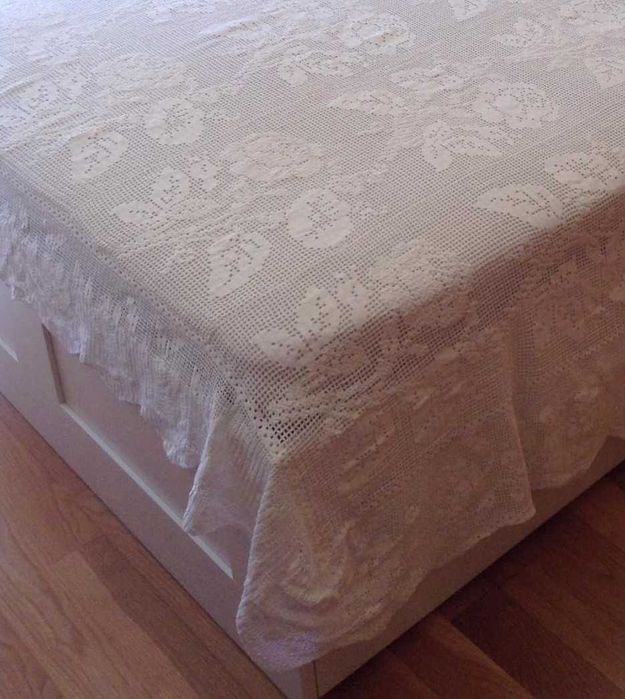 Colcha  em renda feita à mão de cama de casal