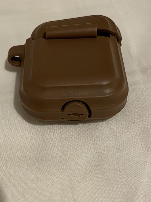 brązowy case na airpods