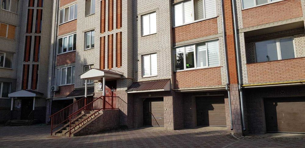 дворівнева сира 3-кімнатна квартира