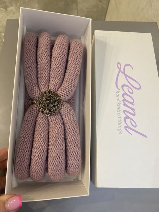 Повязка з італійськоі мериносовоі шерсті з брошкою з брендованим упаку