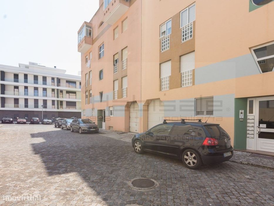 T2 em Caneças com duas frentes e boa localização