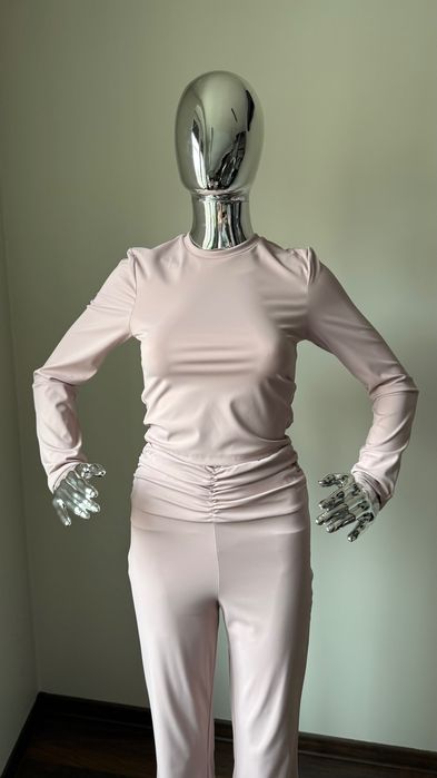 różowa bluzka z długim rękawem