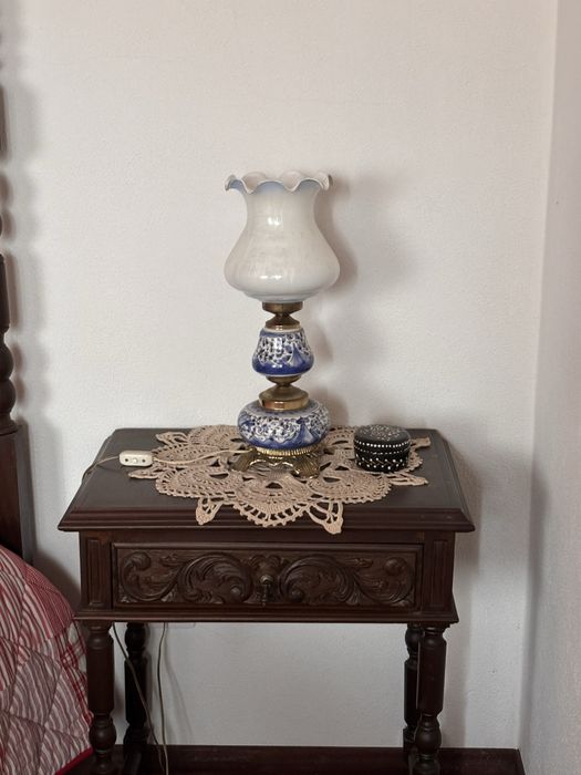 Cama de casal, mesinhas e comoda, em madeira