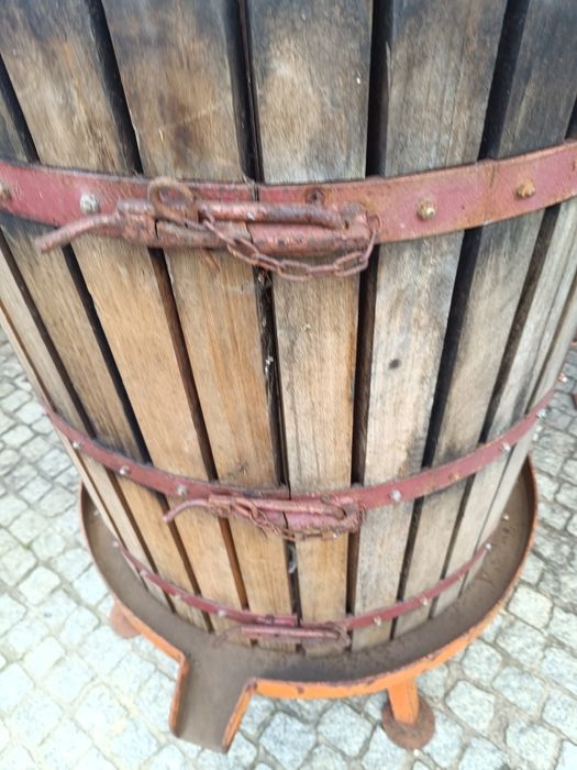 Prensa com base em ferro