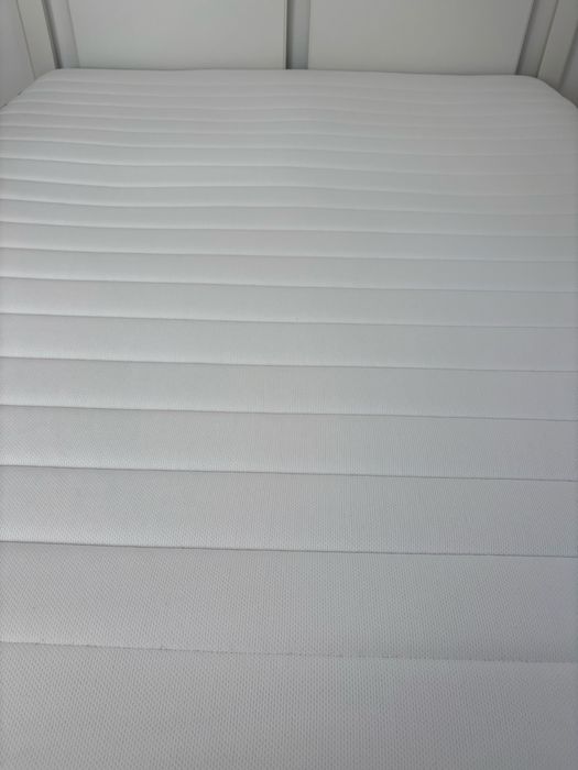 Cama IKEA + estrado + colchão e 4 gavetas