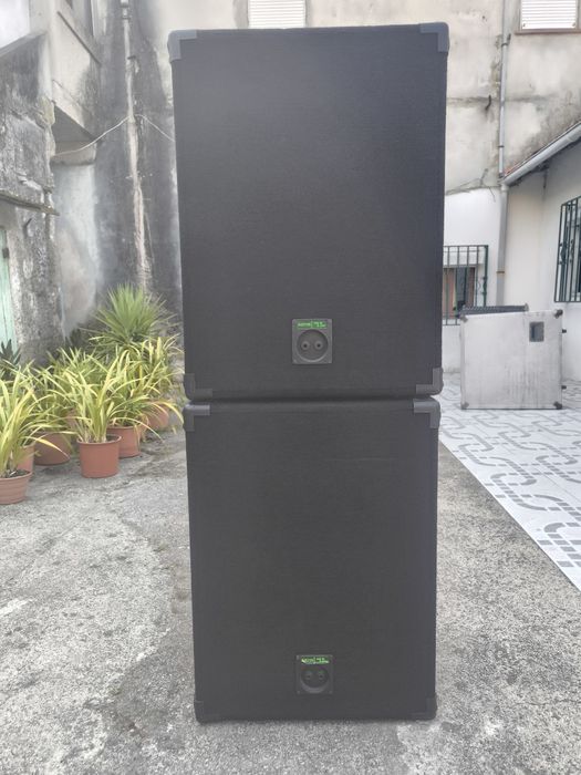 Mesa mistura Amplificada Peavey XR1200D com 4 colunas