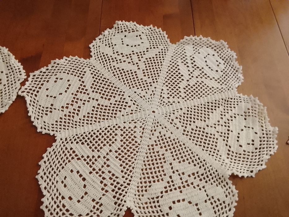 Conjunto de três naperons em crochê feitos á mão