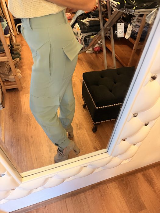 Stylowe spodnie cargo w kolorze pistacjowym
