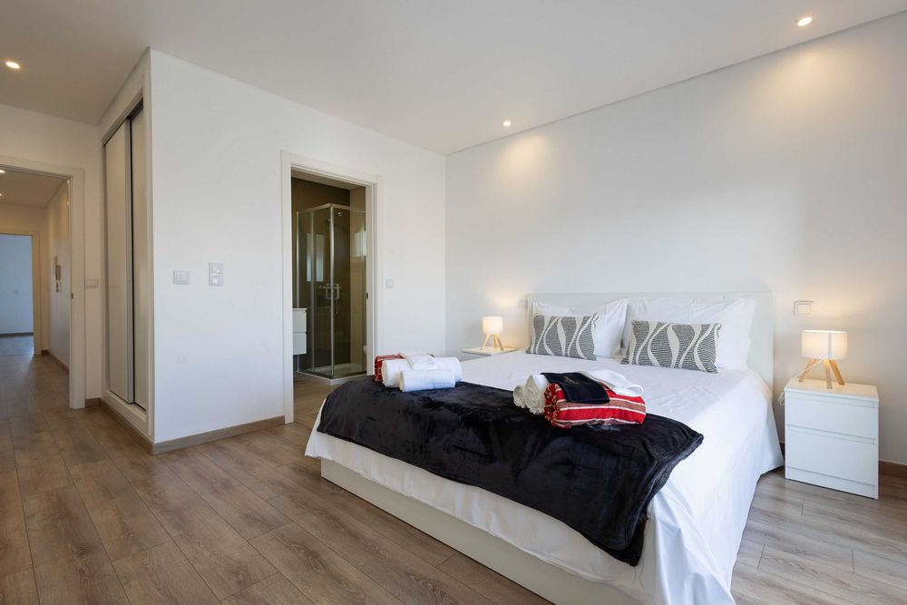 Quartos e Suítes com wc privativo + piscina | Fernão Ferro