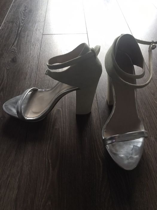 Sandały na słupku Zara