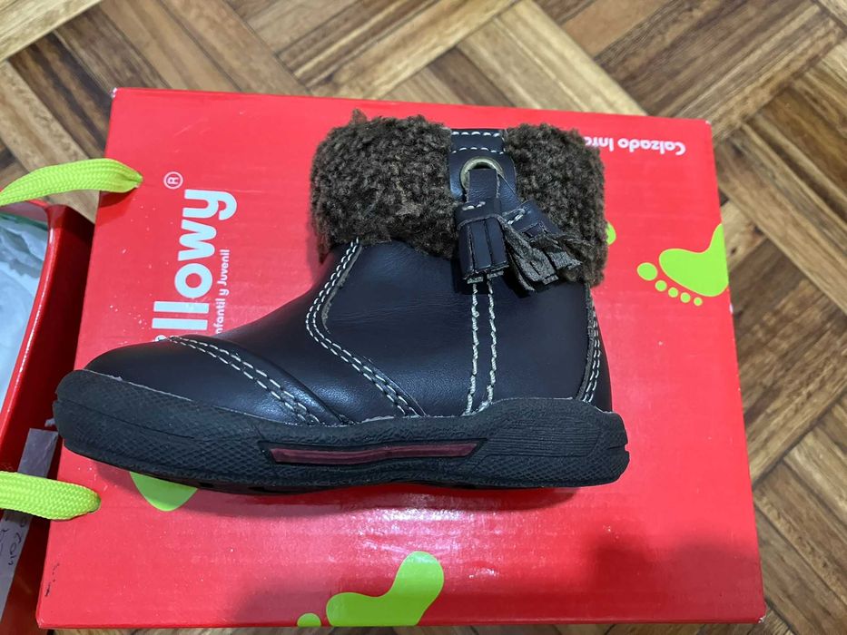 Botas de bebe em pele da Billowy (novas)