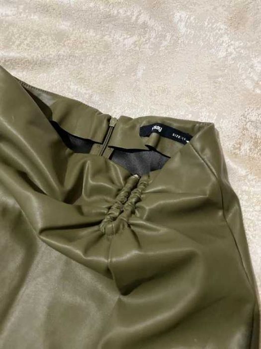 Спідниця з еко шкіри,колір хакі. Розмір L. Нова.