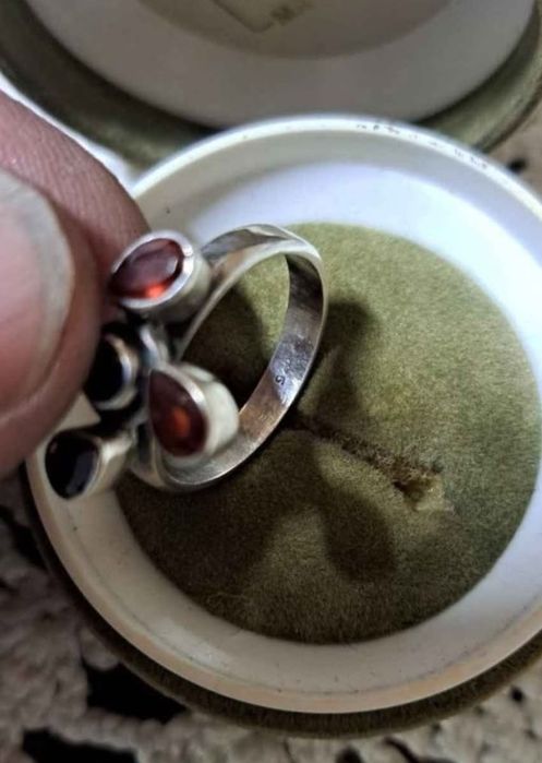 Aneis em prata contrastada.