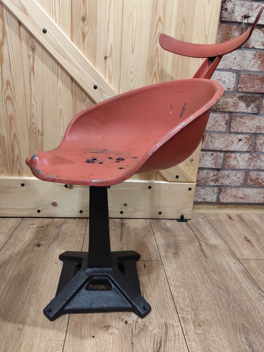 Hoker obrotowy, żeliwna podstawa