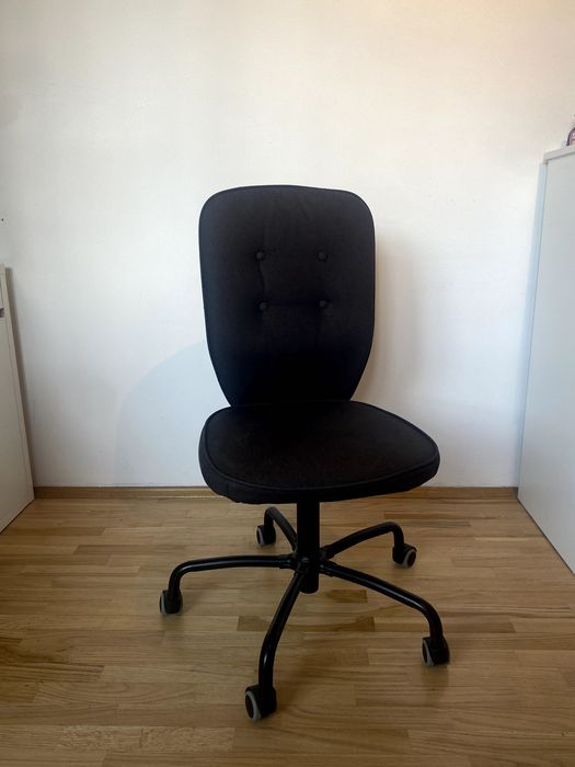 Czarne krzesło do biurka IKEA