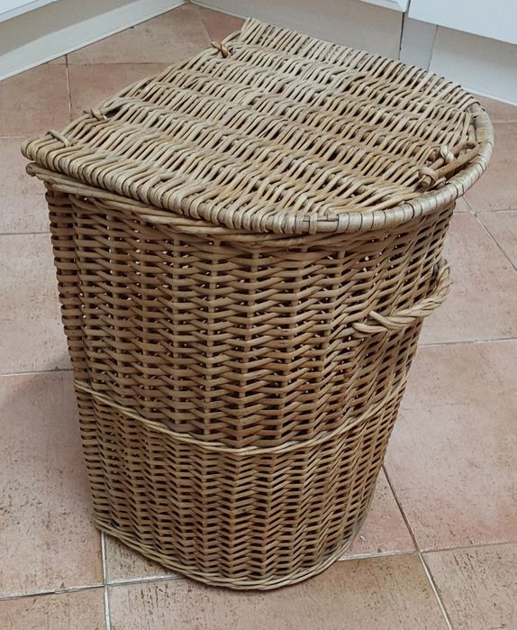 CESTO BONITO EM VERGA,COM TAMPA.Casa,Quarto,Sala,Garagem.,Wc,Cozinha.