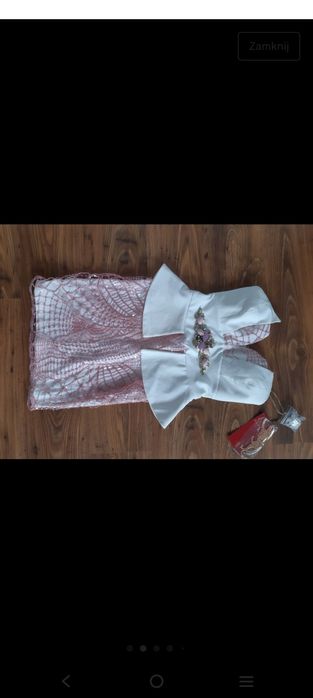 Sukienka z różową baskinką