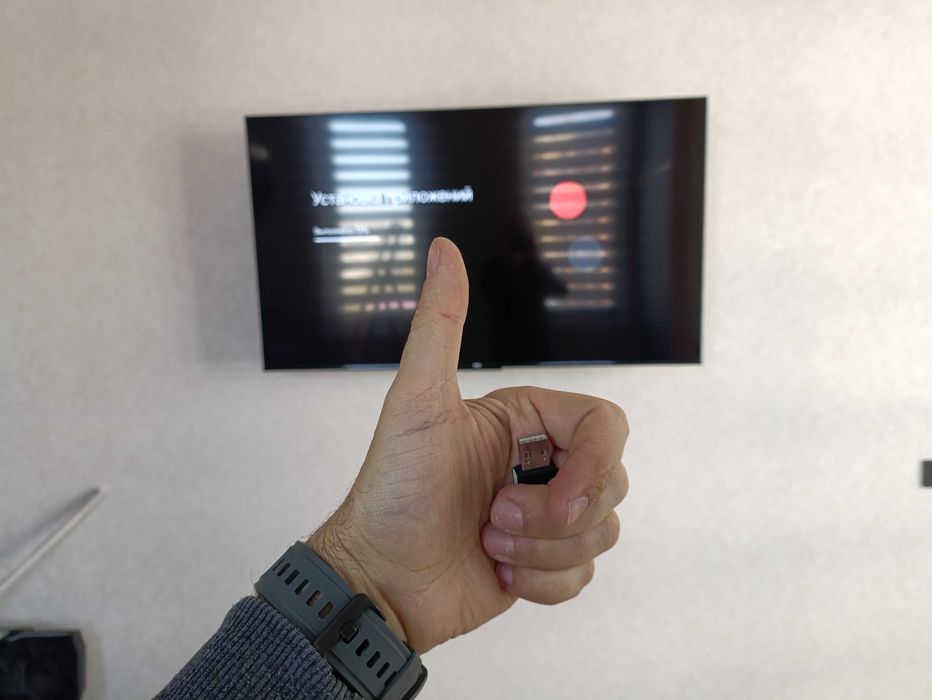 телевизор прикрепить на кронштейн