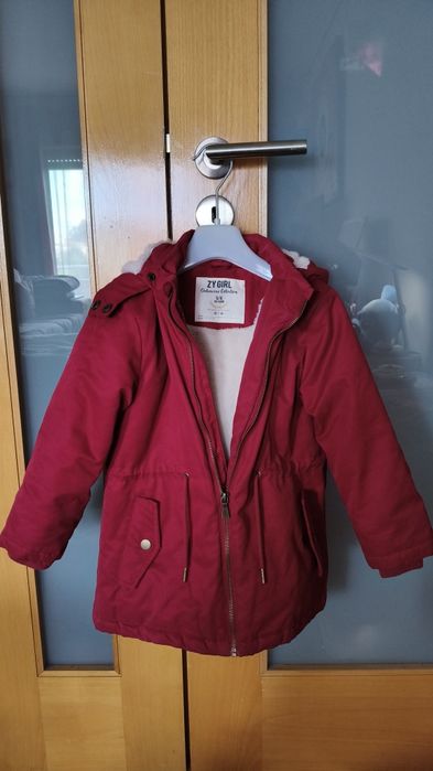 Parka quente com pelo em parte do interior