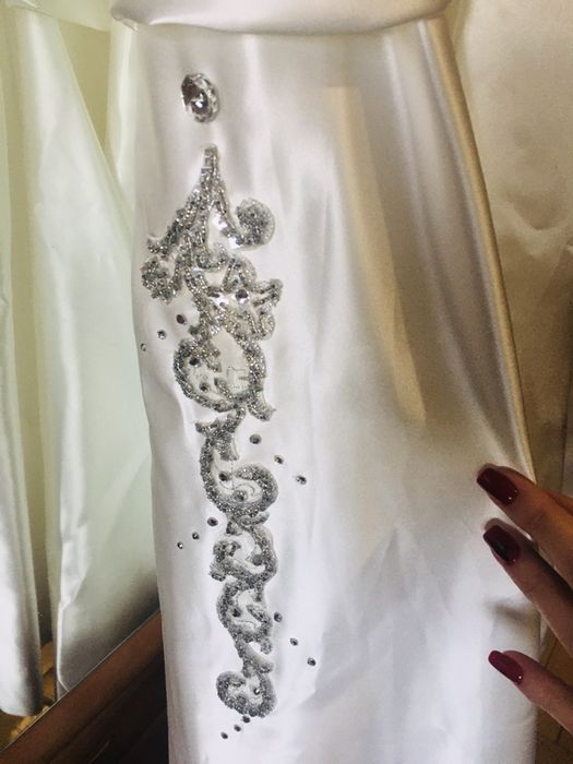 Весільна сукня абсолютно нова з камінням Сваровскі
