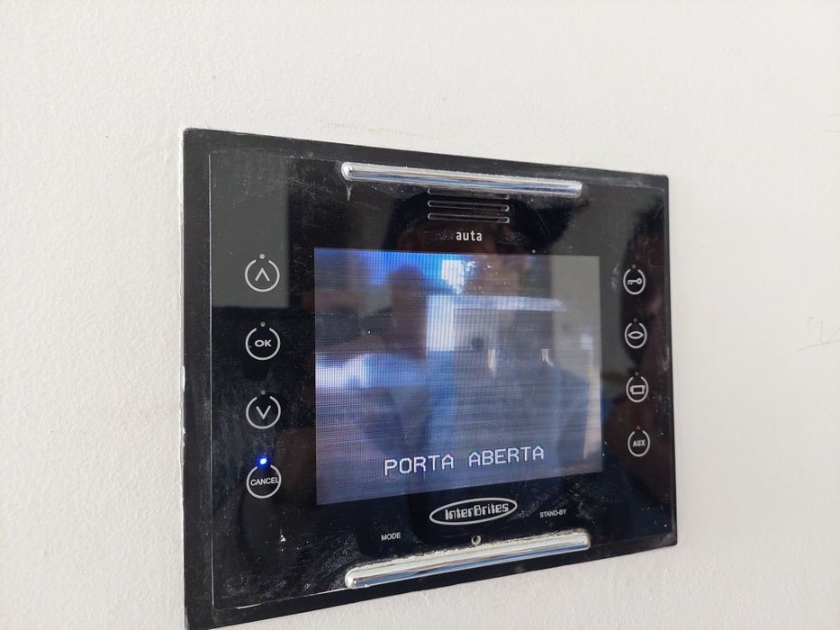 Videoporteiro em aço com 2 monitores