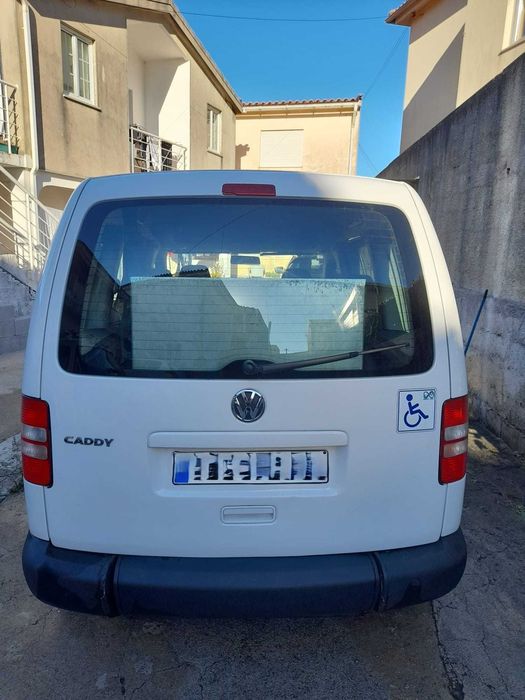VW Caddy 1.6 TDI adaptada para transporte de pessoas com mobilidade reduzida