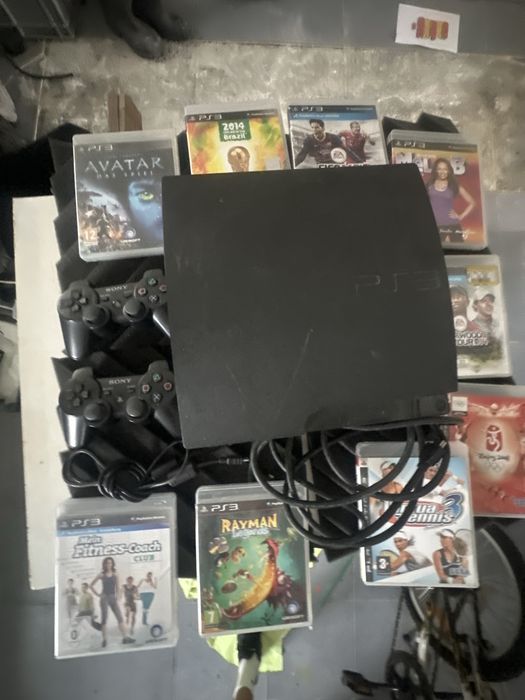 PS3 com comandos cabos e jogos