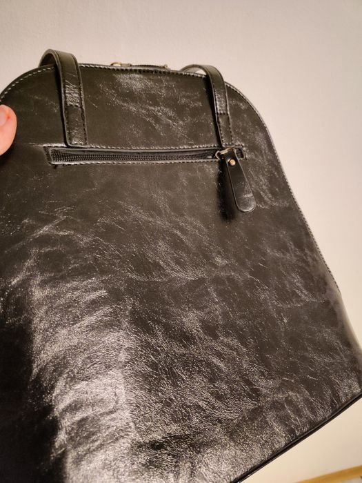 Czarna torebka na ramię średniej wielkości Ines Delaure