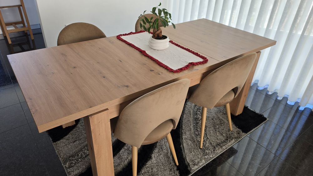 Mesa de Jantar Extensível 140cm - 195cm + 4 Cadeiras