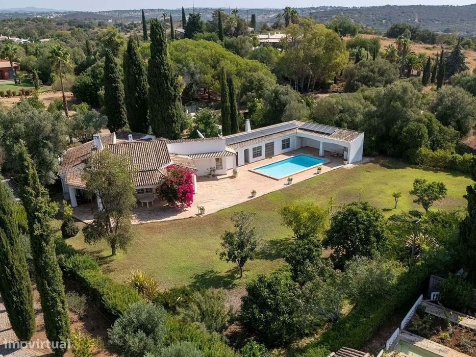 Moradia De Família Com 3 Quartos, 1 Estúdio E Piscina Para Venda