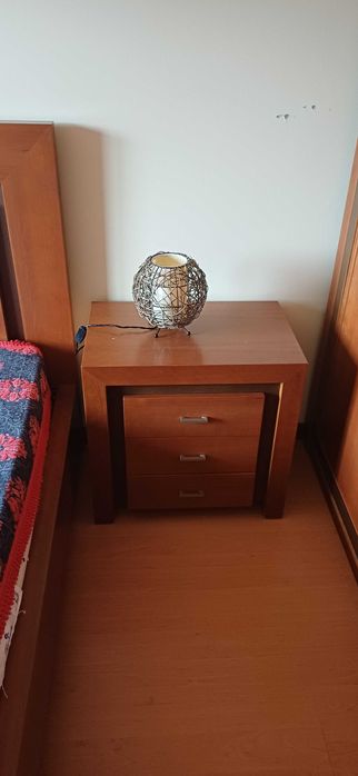 Quarto completo. Cama, 2 mesinhas e comoda.