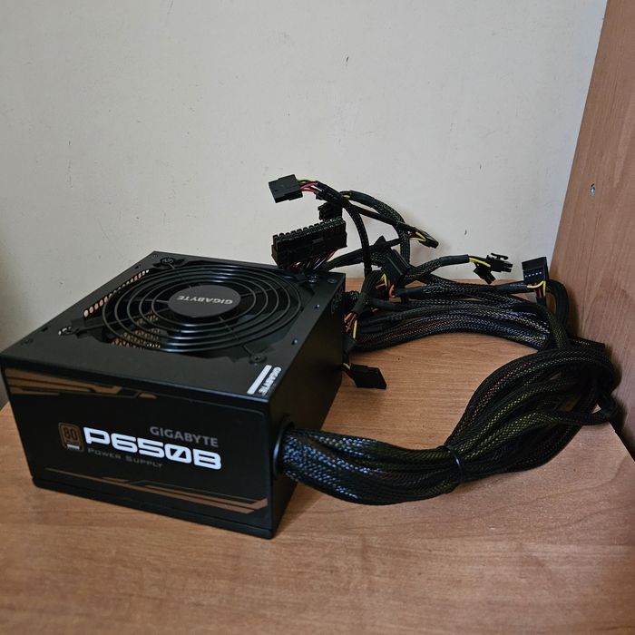 Блок живлення Gigabyte P650b