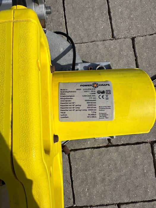 Zestaw elektronarzędzi – piła ukośnica + dodatkowe narzędzia