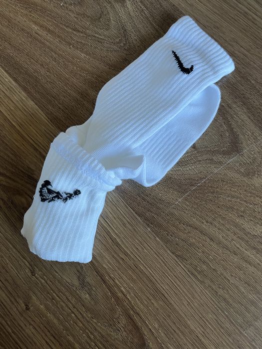 Białe skarpety nike
