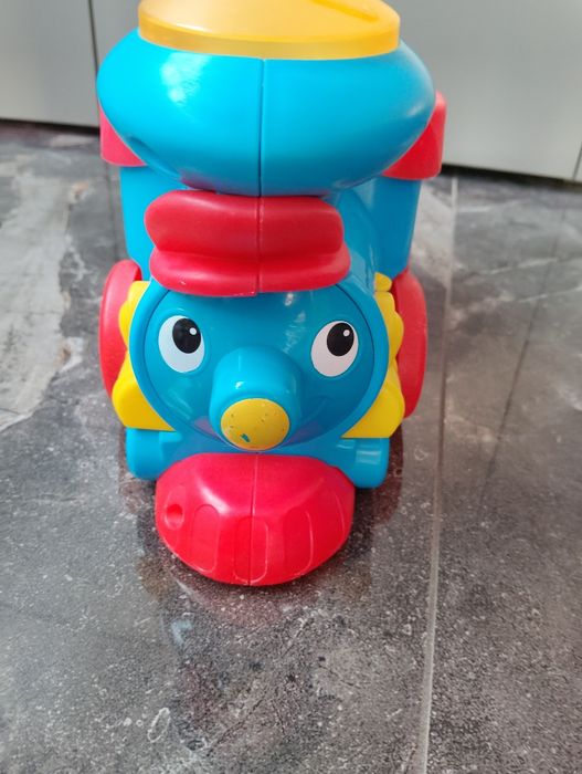 Паравозик fisher-price(музичний на батерейках)