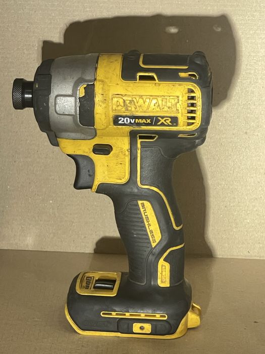 Імпакт Dewalt DCF887