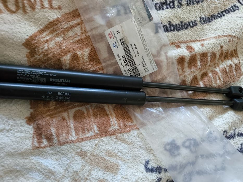 Амортизаторт заднього скла двері багажника huyndai